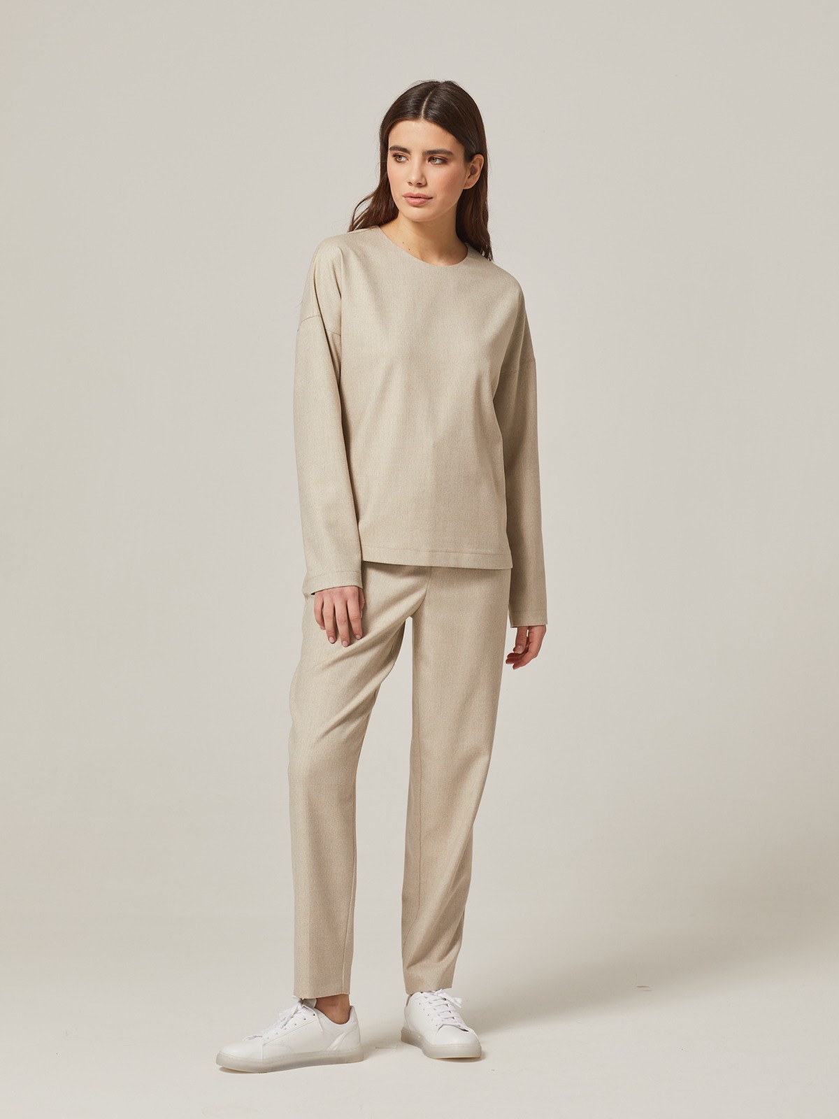 Свитшот свободного кроя со спущеным плечом. Модель дополнена потайной молнией на спинке. Идеальный вариант для расслабленных образов. Дополните свитшот свободными брюками и отправляйтесь на прогулку.

На модели размер XS