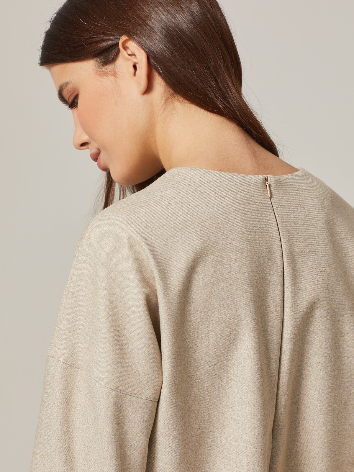 Свитшот свободного кроя со спущеным плечом. Модель дополнена потайной молнией на спинке. Идеальный вариант для расслабленных образов. Дополните свитшот свободными брюками и отправляйтесь на прогулку.

На модели размер XS