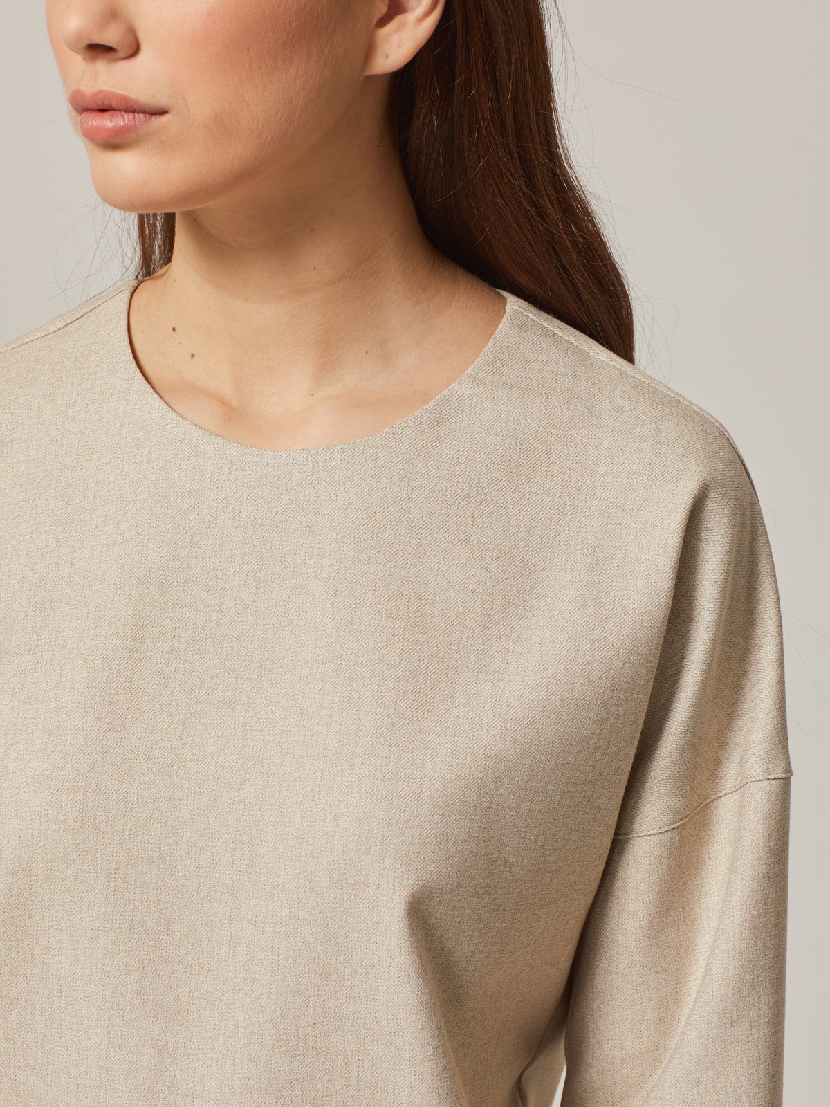 Свитшот свободного кроя со спущеным плечом. Модель дополнена потайной молнией на спинке. Идеальный вариант для расслабленных образов. Дополните свитшот свободными брюками и отправляйтесь на прогулку.

На модели размер XS