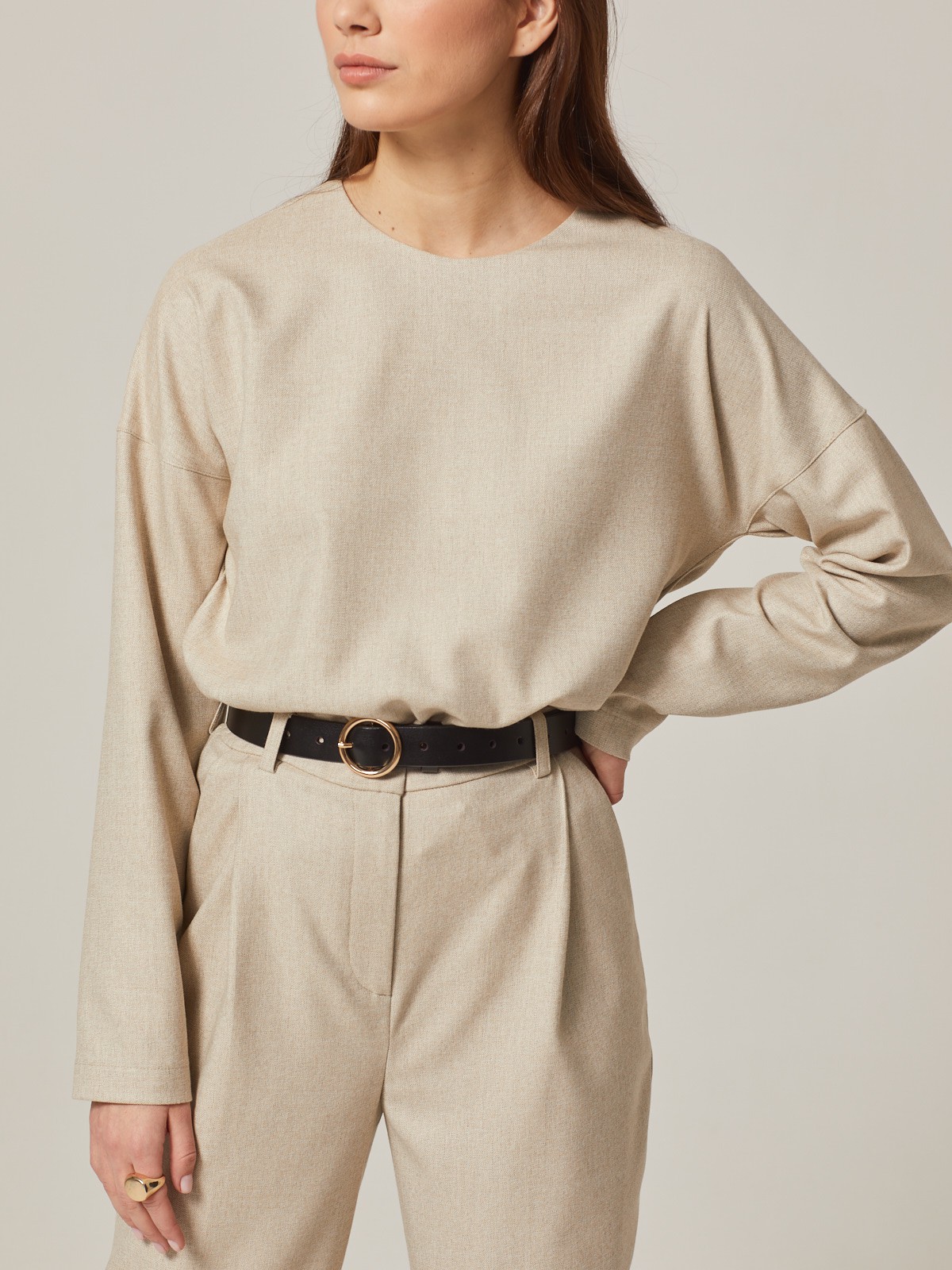 Свитшот свободного кроя со спущеным плечом. Модель дополнена потайной молнией на спинке. Идеальный вариант для расслабленных образов. Дополните свитшот свободными брюками и отправляйтесь на прогулку.

На модели размер XS