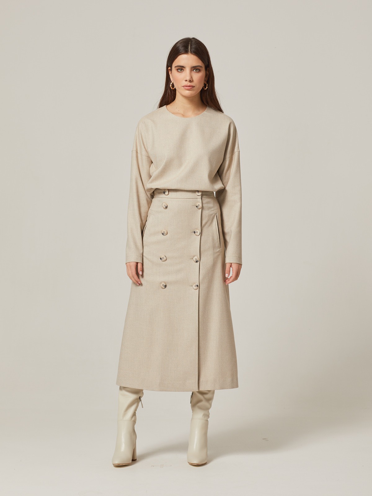 Свитшот свободного кроя со спущеным плечом. Модель дополнена потайной молнией на спинке. Идеальный вариант для расслабленных образов. Дополните свитшот свободными брюками и отправляйтесь на прогулку.

На модели размер XS