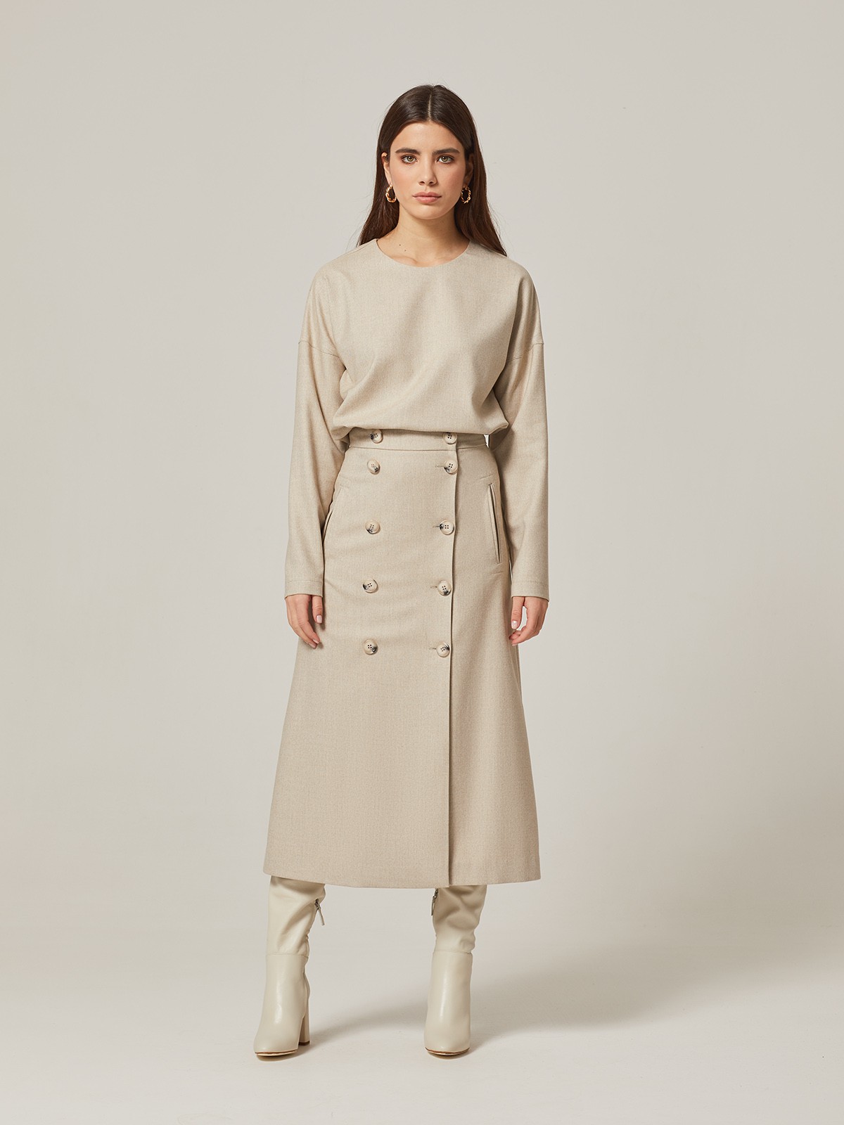 Юбка двубортная длины миди, цвет: светло-бежевый меланж Allweneed Двубортная юбка, расширенная к низу, с отрезным поясом, застегивающимся на 5 пуговиц и 5 глазковых петель. Юбку можно сочетать как со строгой рубашкой, так и с расслабленной блузой для вечернего выхода.
На модели размер XS