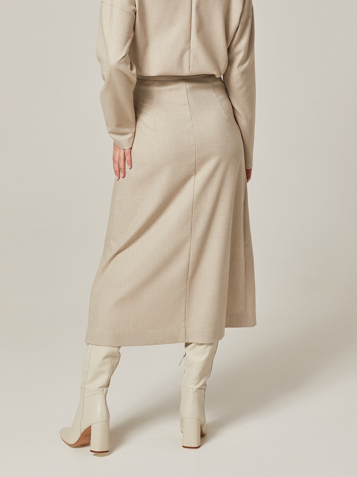 Юбка двубортная длины миди, цвет: светло-бежевый меланж Allweneed Двубортная юбка, расширенная к низу, с отрезным поясом, застегивающимся на 5 пуговиц и 5 глазковых петель. Юбку можно сочетать как со строгой рубашкой, так и с расслабленной блузой для вечернего выхода.
На модели размер XS