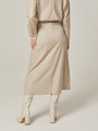 Юбка двубортная длины миди, цвет: светло-бежевый меланж Allweneed Двубортная юбка, расширенная к низу, с отрезным поясом, застегивающимся на 5 пуговиц и 5 глазковых петель. Юбку можно сочетать как со строгой рубашкой, так и с расслабленной блузой для вечернего выхода.
На модели размер XS