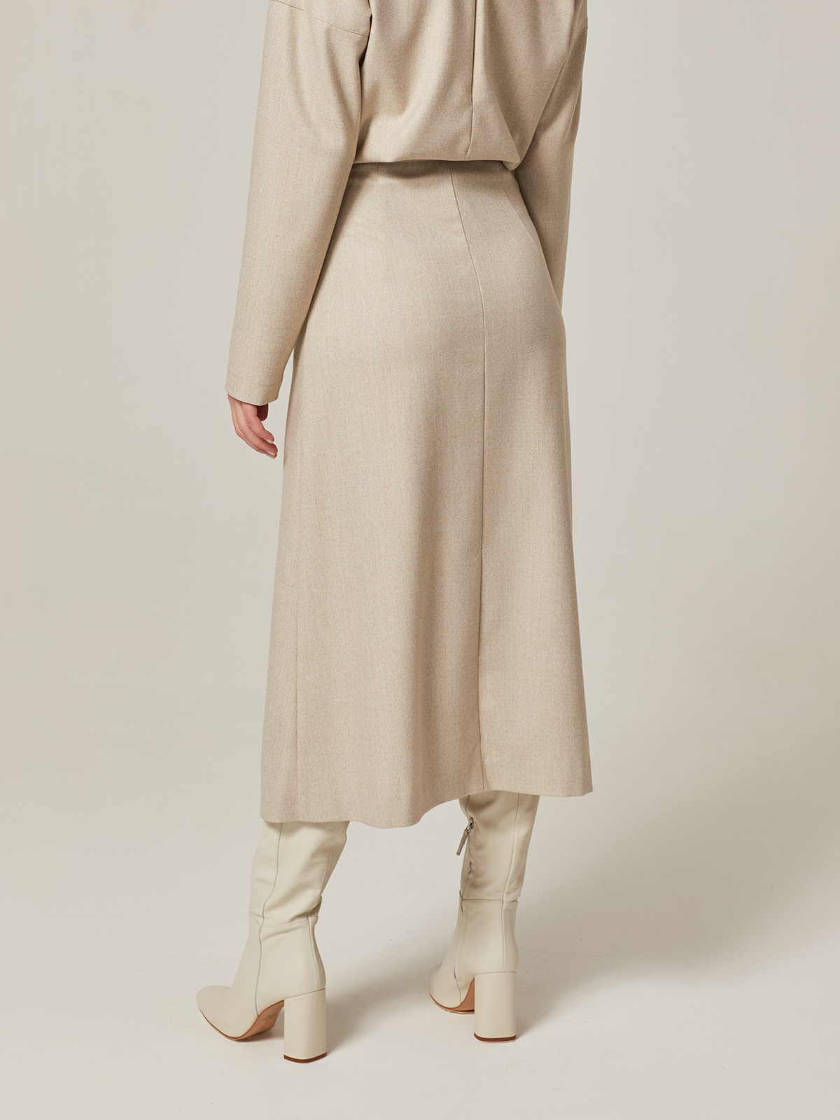 Юбка двубортная длины миди, цвет: светло-бежевый меланж Allweneed Двубортная юбка, расширенная к низу, с отрезным поясом, застегивающимся на 5 пуговиц и 5 глазковых петель. Юбку можно сочетать как со строгой рубашкой, так и с расслабленной блузой для вечернего выхода.
На модели размер XS
