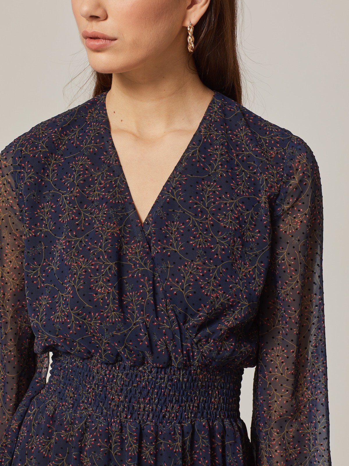 Платье с широкими рукавами и имитацией запАха, застегивается на молнию. Лиф и юбку соединяет пояс со строчками-резинками. Имитация запАха приблизит любую фигуру к песочным часам. Идеальный вариант для создания женственного образа. Дополните свой лук босоножками на каблуке и отправляйтесь на вечеринку.

На модели размер XS