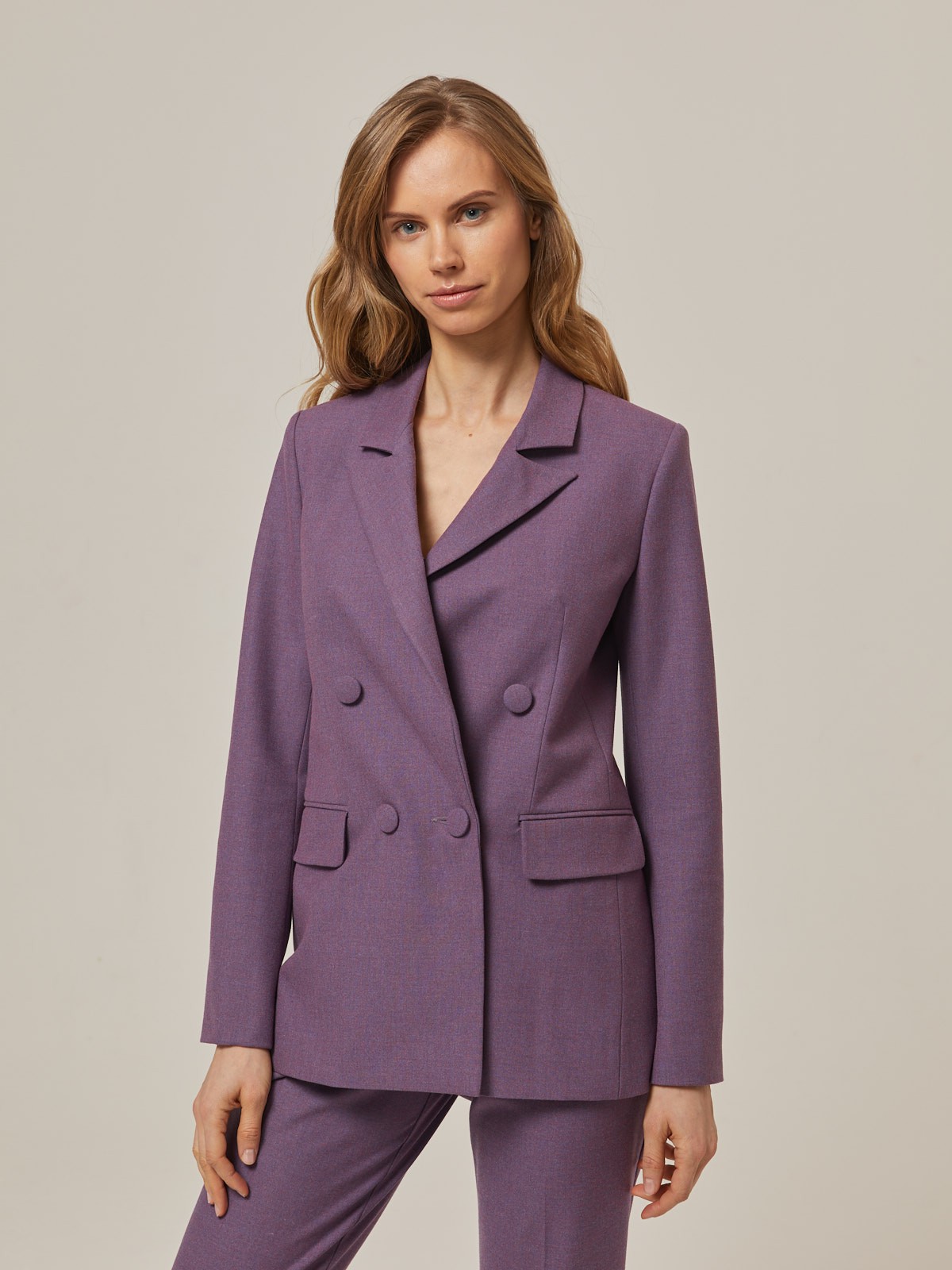 Жакет двубортный с обтяжными пуговицами, цвет: фиолетовый Allweneed Двубортный жакет свободного кроя с обтяжными пуговицами и клапанами на карманах. Сочетайте с брюками в тон для создания изысканного, делового или вечернего образа. Бестселлер базовой коллекции, который мы повторили этой осенью в глубоких природных оттенках.
На модели размер XS