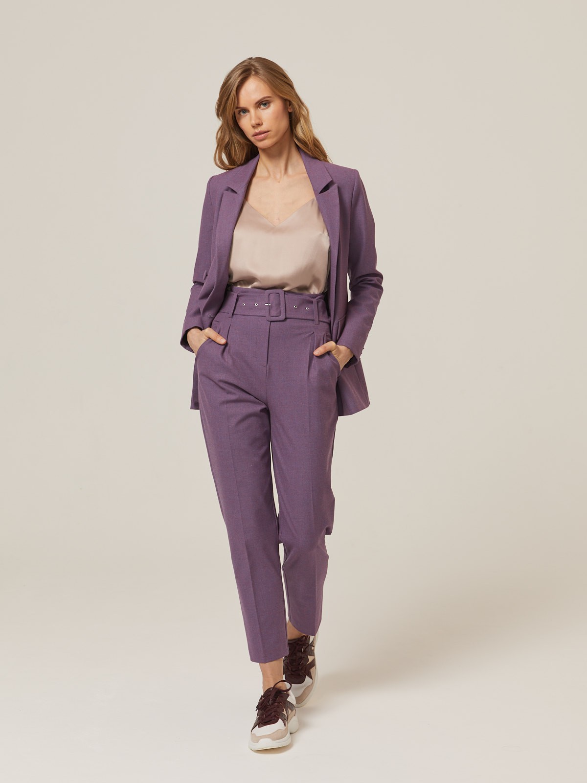 Брюки зауженные с завышенной посадкой, цвет: фиолетовый Allweneed Слегка зауженные брюки на высокой талии. Дополнены поясом с трендовой в этом сезоне роговой пряжкой. Сочетайте с однотонным жакетом из комплекта для создания изысканного, делового или вечернего образа. Брюки этой модели выпускаются в нашей коллекции уже несколько сезонов подряд, поэтому их посадка безупречна.
На модели размер XS