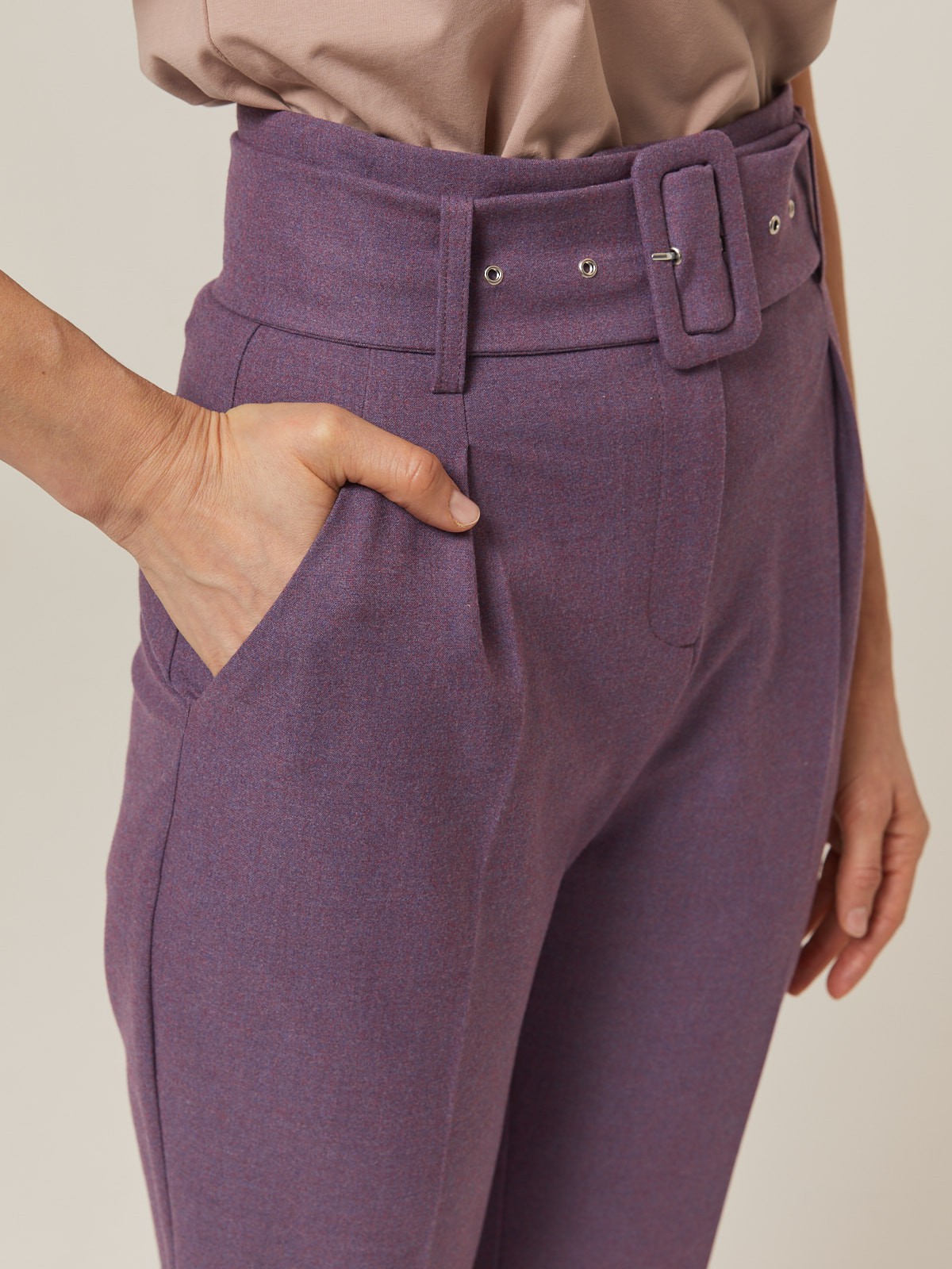 Брюки зауженные с завышенной посадкой, цвет: фиолетовый Allweneed Слегка зауженные брюки на высокой талии. Дополнены поясом с трендовой в этом сезоне роговой пряжкой. Сочетайте с однотонным жакетом из комплекта для создания изысканного, делового или вечернего образа. Брюки этой модели выпускаются в нашей коллекции уже несколько сезонов подряд, поэтому их посадка безупречна.
На модели размер XS