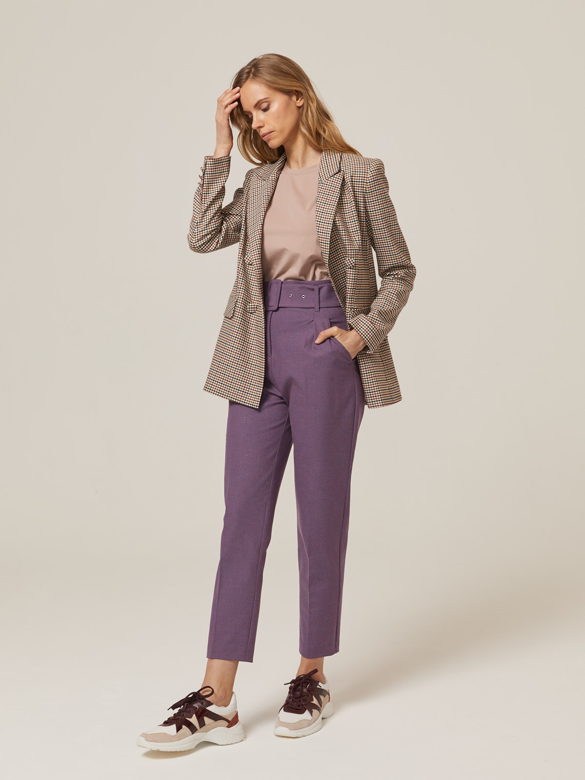 Брюки зауженные с завышенной посадкой, цвет: фиолетовый Allweneed Слегка зауженные брюки на высокой талии. Дополнены поясом с трендовой в этом сезоне роговой пряжкой. Сочетайте с однотонным жакетом из комплекта для создания изысканного, делового или вечернего образа. Брюки этой модели выпускаются в нашей коллекции уже несколько сезонов подряд, поэтому их посадка безупречна.
На модели размер XS