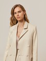 Двубортный жакет свободного кроя с обтяжными пуговицами и клапанами на карманах. Сочетайте с брюками в тон для создания изысканного, делового или вечернего образа. Бестселлер базовой коллекции, который мы повторили этой осенью в глубоких природных оттенках.

На модели размер XS