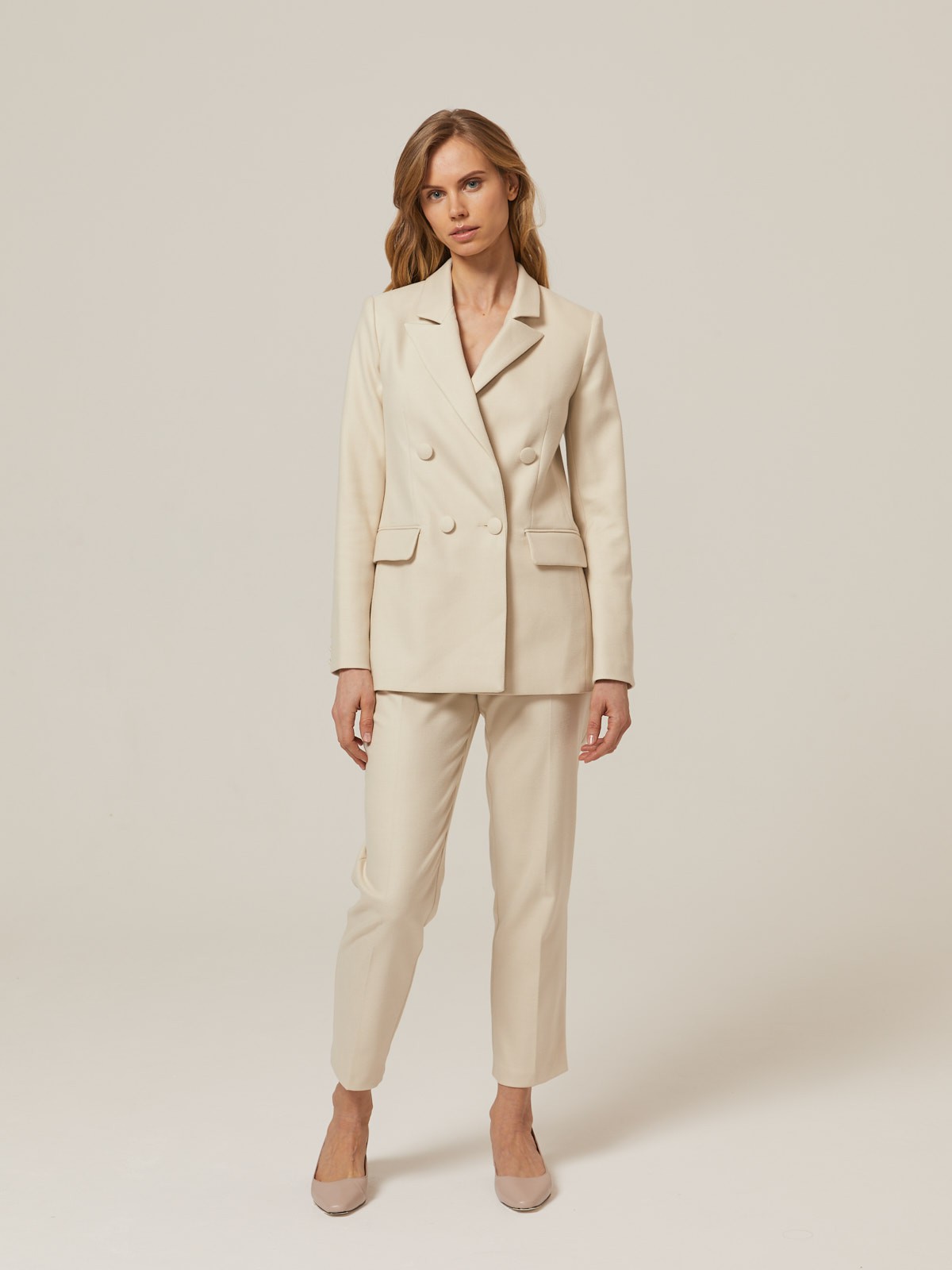 Двубортный жакет свободного кроя с обтяжными пуговицами и клапанами на карманах. Сочетайте с брюками в тон для создания изысканного, делового или вечернего образа. Бестселлер базовой коллекции, который мы повторили этой осенью в глубоких природных оттенках.

На модели размер XS