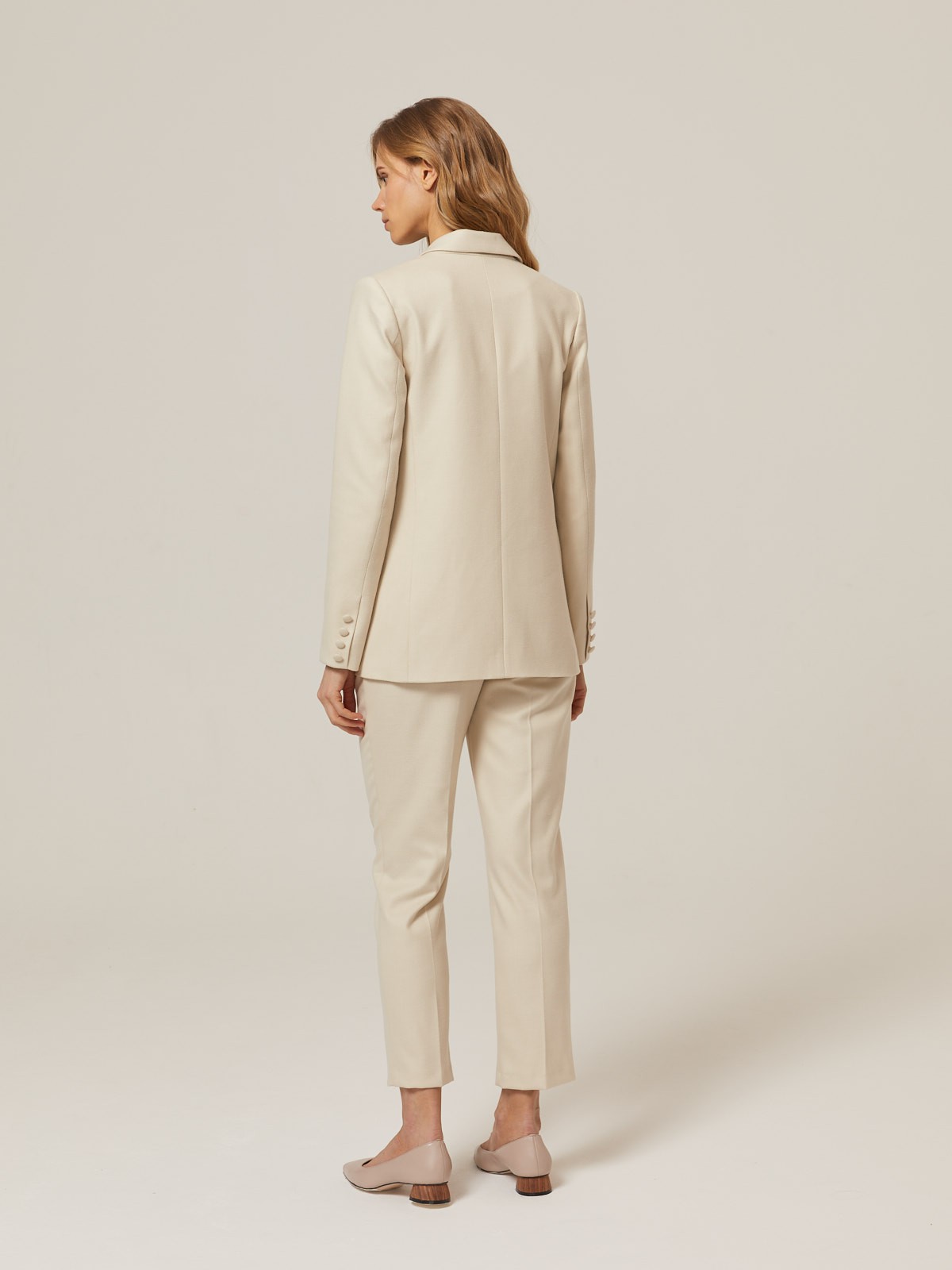 Двубортный жакет свободного кроя с обтяжными пуговицами и клапанами на карманах. Сочетайте с брюками в тон для создания изысканного, делового или вечернего образа. Бестселлер базовой коллекции, который мы повторили этой осенью в глубоких природных оттенках.

На модели размер XS