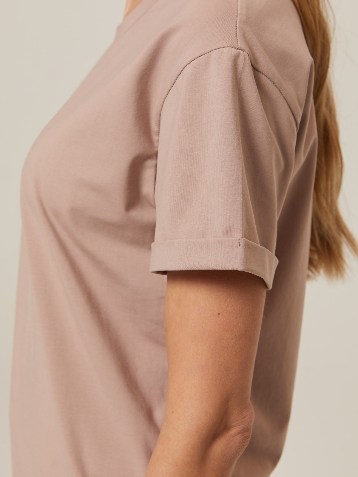 Футболка в стиле boyfriend, цвет: бежевый Allweneed Футболка свободного кроя из слегка тянущегося хлопкового материала. Благодаря специальной силиконовой обработке ткань почти не мнётся. Прошлую партию футболок вы раскупили меньше чем за неделю, поэтому в новой коллекции мы увеличили партию и выпустили их в новыхбазовых, пастельных и приглушенных цветах.