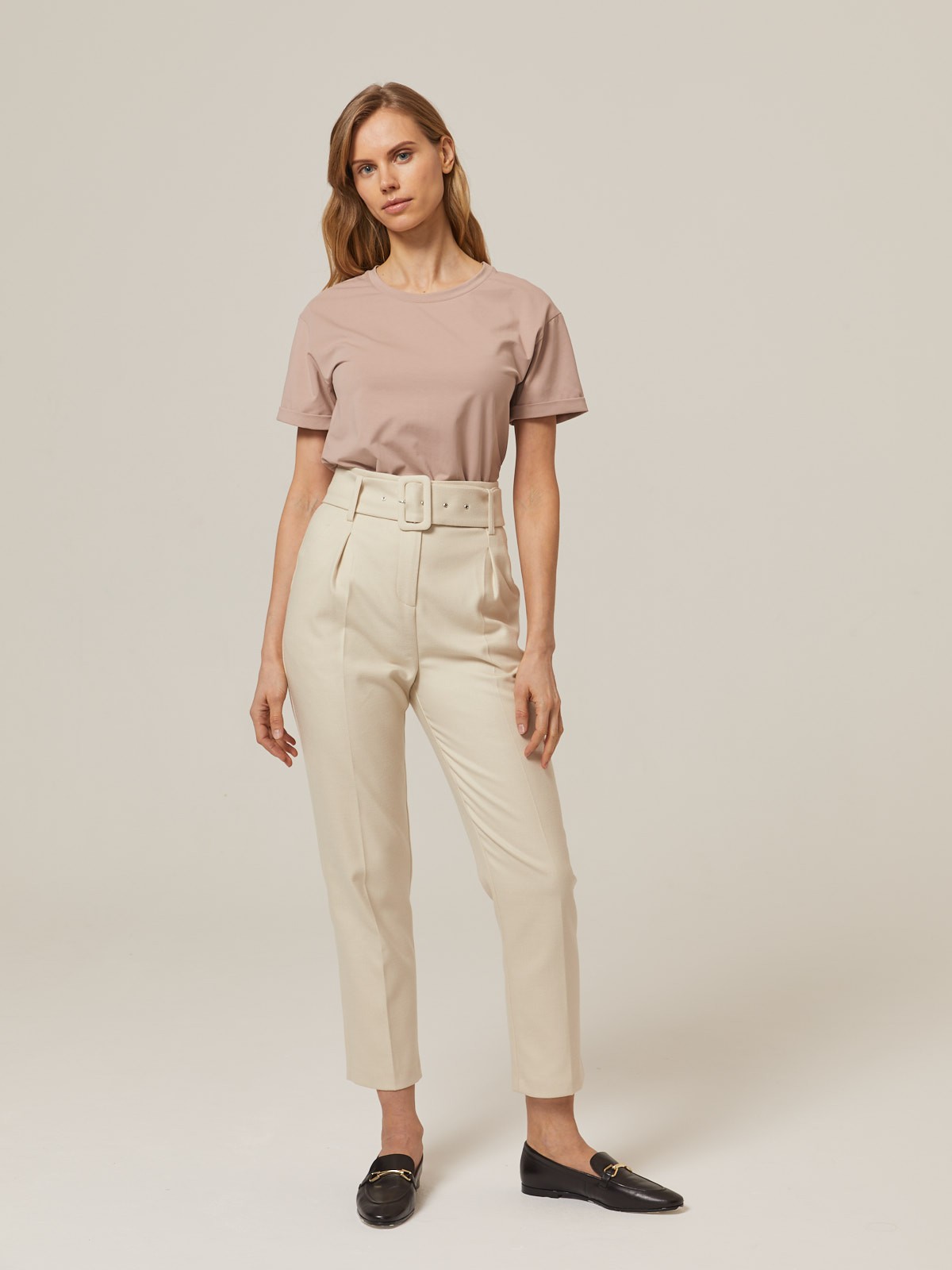 Слегка зауженные брюки на высокой талии. Дополнены поясом с трендовой в этом сезоне роговой пряжкой. Сочетайте с однотонным жакетом из комплекта для создания изысканного, делового или вечернего образа. Брюки этой модели выпускаются в нашей коллекции уже несколько сезонов подряд, поэтому их посадка безупречна.

На модели размер XS