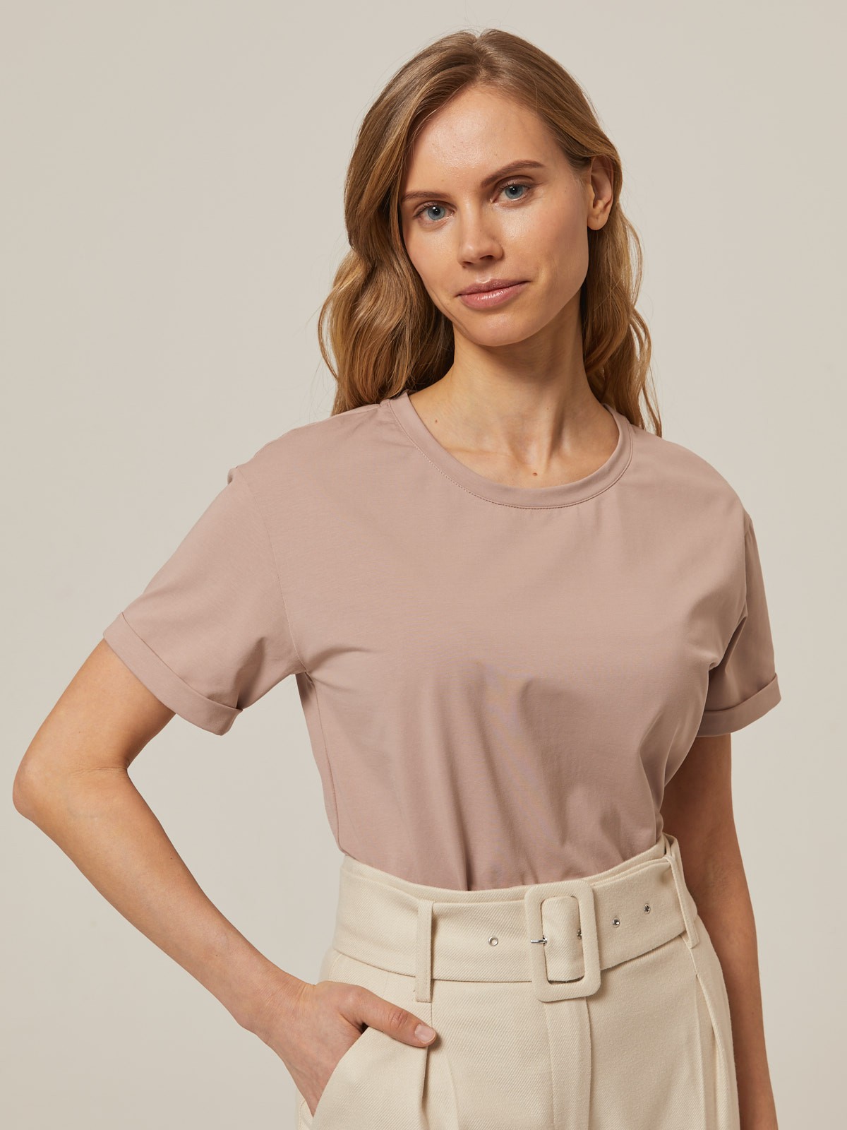 Слегка зауженные брюки на высокой талии. Дополнены поясом с трендовой в этом сезоне роговой пряжкой. Сочетайте с однотонным жакетом из комплекта для создания изысканного, делового или вечернего образа. Брюки этой модели выпускаются в нашей коллекции уже несколько сезонов подряд, поэтому их посадка безупречна.

На модели размер XS