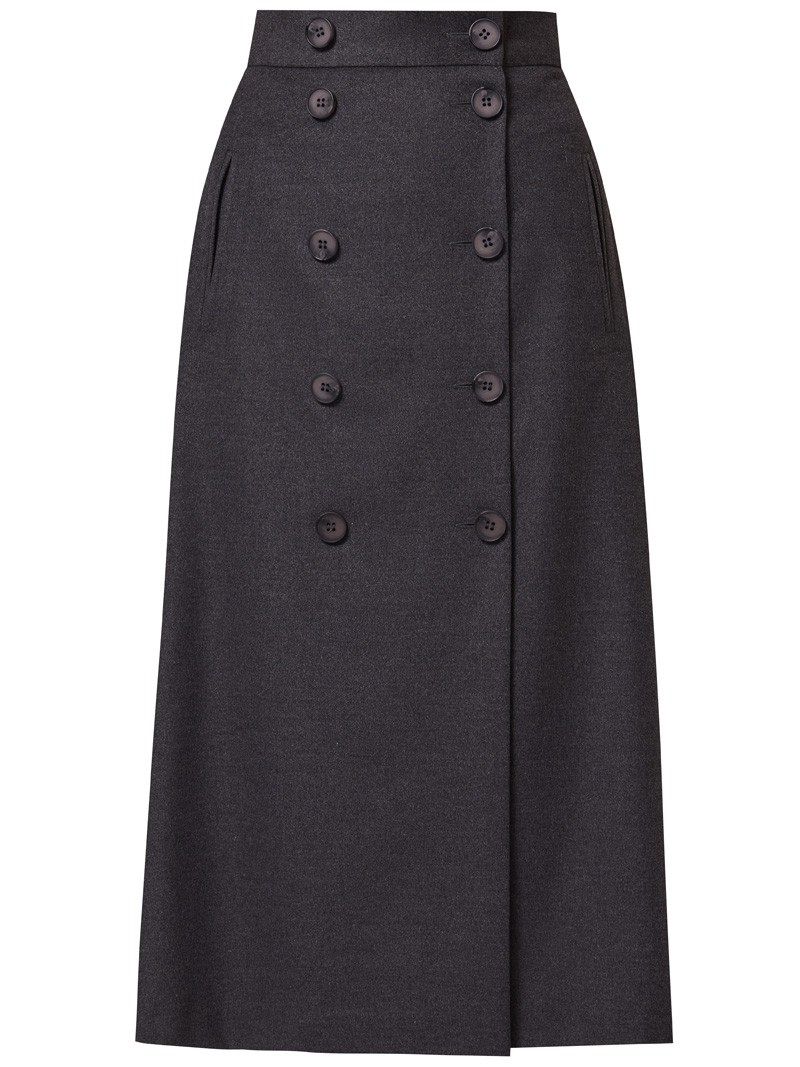 Двубортная юбка, расширенная к низу, с отрезным поясом, застегивающимся на 5 пуговиц и 5 глазковых петель. Юбку можно сочетать как со строгой рубашкой, так и с расслабленной блузой для вечернего выхода.

На модели размер XS