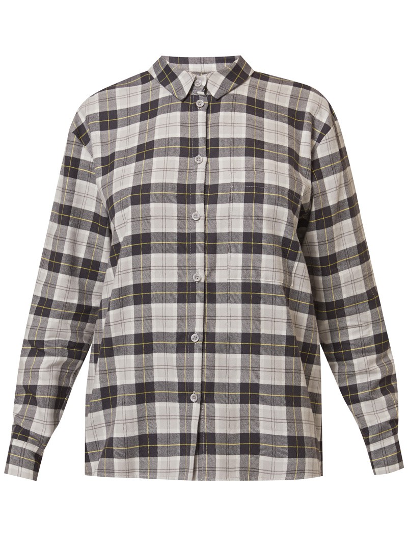 Рубашка свободного кроя со спущенным плечом. Модель дополнена нагрудным карманом, воротником-стойкой и манжетами на рукавах. Рубашку можно носить как с джинсами для повседневного образа, так и со строгими брюками.

На модели размер XS