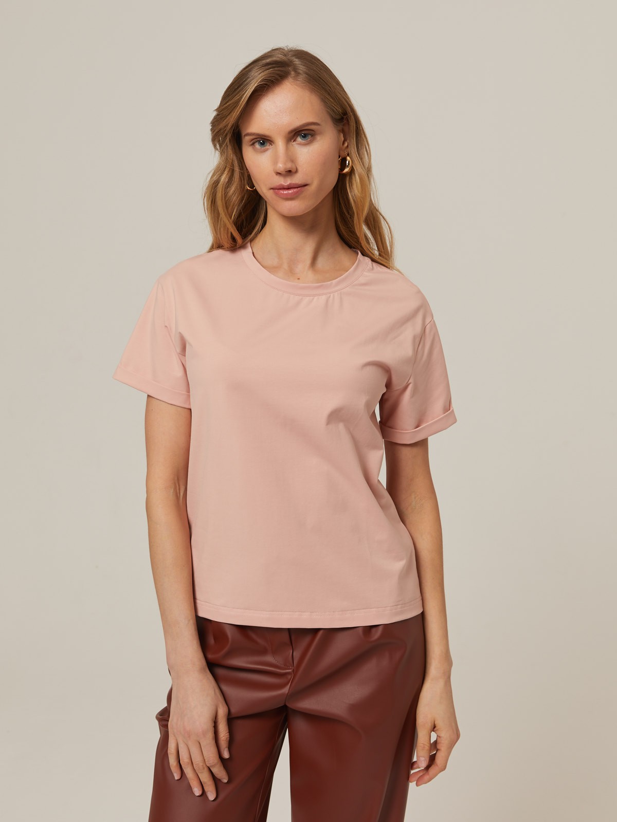 Футболка свободного кроя из слегка тянущегося хлопкового материала. Благодаря специальной силиконовой обработке ткань почти не мнётся. Прошлую партию футболок вы раскупили меньше чем за неделю, поэтому в новой коллекции мы увеличили партию и выпустили их в новыхбазовых, пастельных и приглушенных цветах.

На модели размер XS