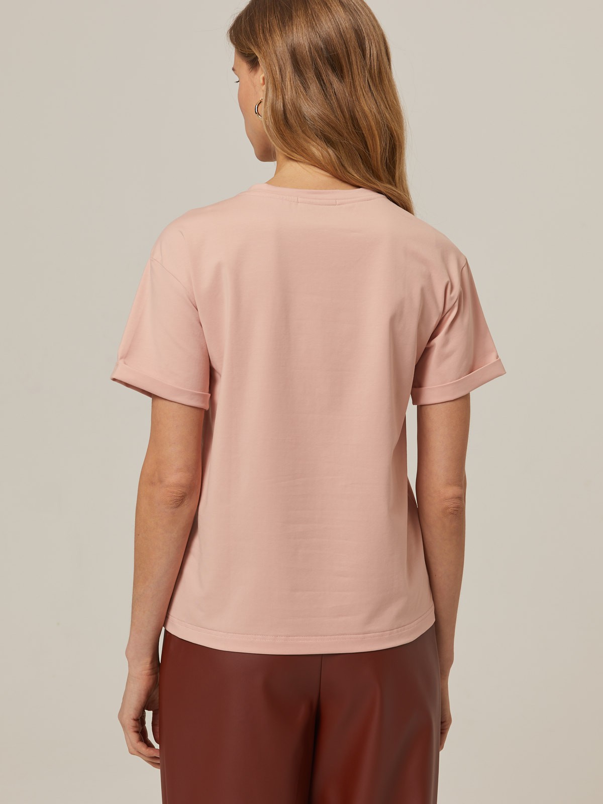 Футболка свободного кроя из слегка тянущегося хлопкового материала. Благодаря специальной силиконовой обработке ткань почти не мнётся. Прошлую партию футболок вы раскупили меньше чем за неделю, поэтому в новой коллекции мы увеличили партию и выпустили их в новыхбазовых, пастельных и приглушенных цветах.

На модели размер XS