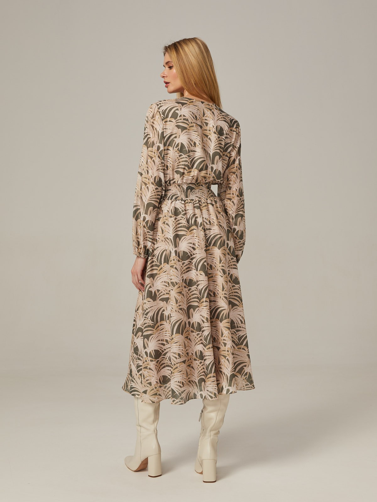 Платье с широкими рукавами и имитацией запАха, застегивается на молнию. Лиф и юбку соединяет пояс со строчками-резинками. Имитация запАха приблизит любую фигуру к песочным часам. Идеальный вариант для создания женственного образа. Дополните свой лук босоножками на каблуке и отправляйтесь на вечеринку.

На модели размер XS