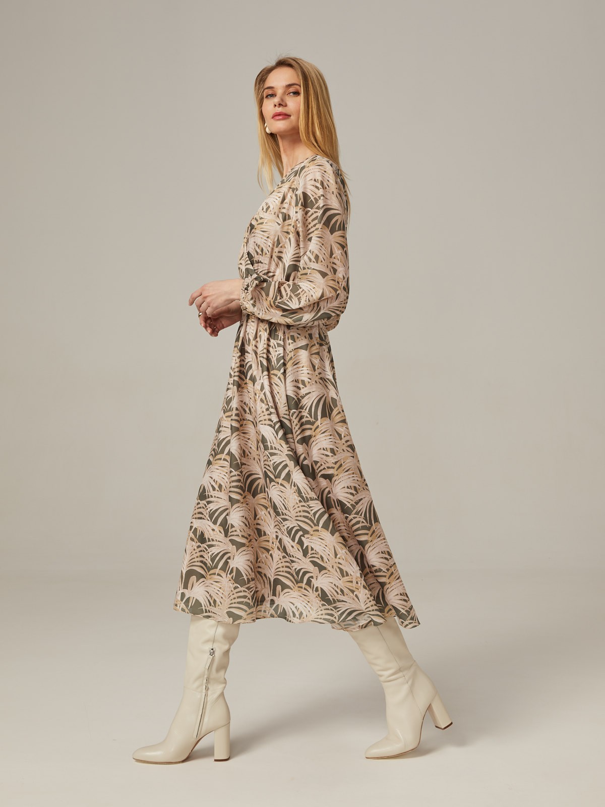 Платье с широкими рукавами и имитацией запАха, застегивается на молнию. Лиф и юбку соединяет пояс со строчками-резинками. Имитация запАха приблизит любую фигуру к песочным часам. Идеальный вариант для создания женственного образа. Дополните свой лук босоножками на каблуке и отправляйтесь на вечеринку.

На модели размер XS