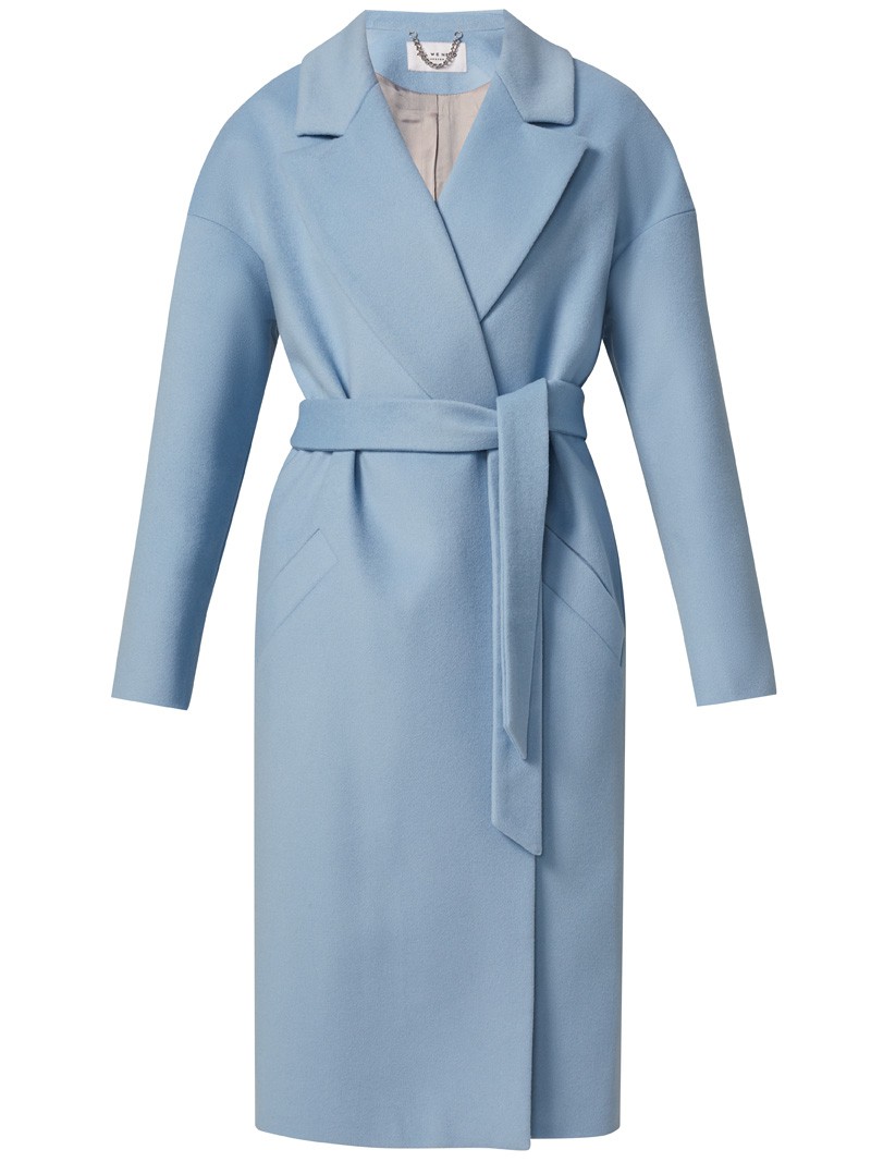 Пальто-халат из плотной шерсти. Модель прямого силуэтас английским воротником.Пальто дополнено двумя вместительными карманами,без застежки, с поясом из основного материала.

На модели размер XS