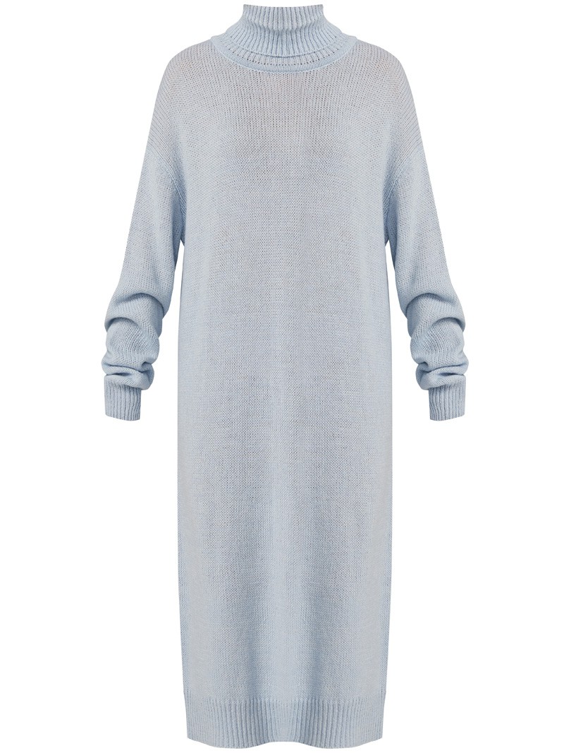 Трикотажное платье длины миди прямого кроя. Дополнено широким высоким воротом. По низу рукава и низу изделия притачан манжет, что создает удобство при ношении платья. Идеальный вариант для прохладных зимнихпрогулок и уютных посиделок с друзьями.

На модели размер one size