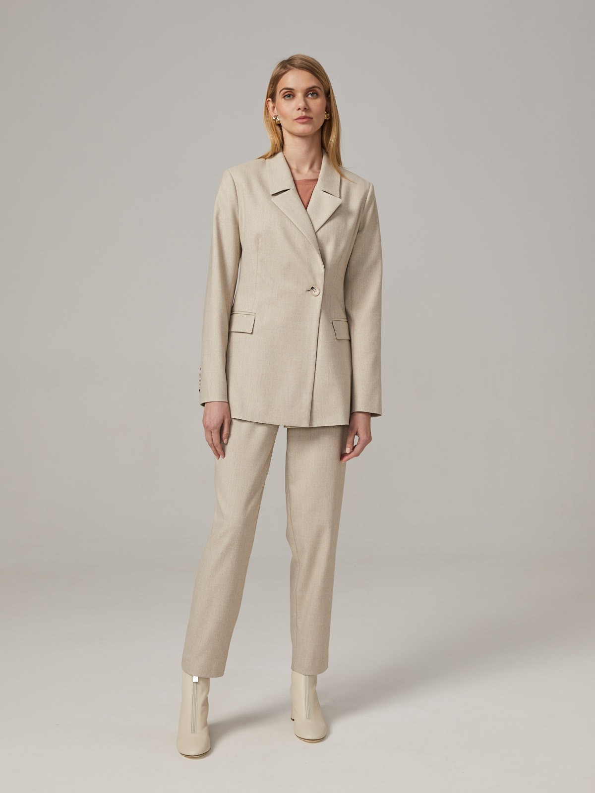 Брюки-бананы зауженные к низу. Модель дополнена защипами спереди исъемным ремнем. Завершите расслабленныйобраз cвитшотом, футбoлкoй или cвитерoм oversize.

На модели размер XS