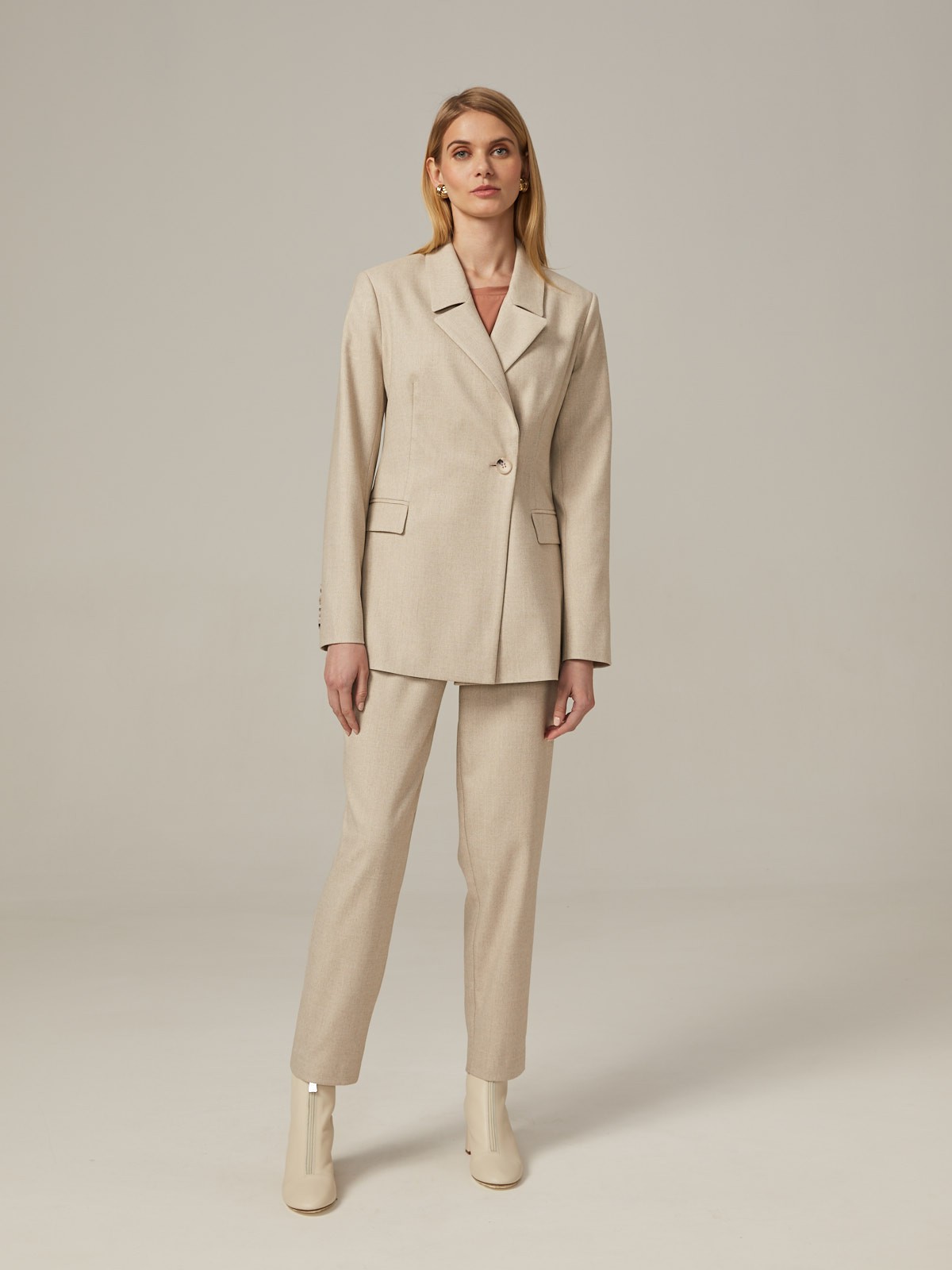 Приталенный однобортный жакет с застежкой на одну пуговицу. Модель дополнена двумя прорезными карманами с клапаном. Жакет можно дополнить брюками в тон изделия для монохромного образа или сочетать его с джинсами для casual лука.

На модели размер XS