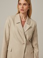 Приталенный однобортный жакет с застежкой на одну пуговицу. Модель дополнена двумя прорезными карманами с клапаном. Жакет можно дополнить брюками в тон изделия для монохромного образа или сочетать его с джинсами для casual лука.

На модели размер XS