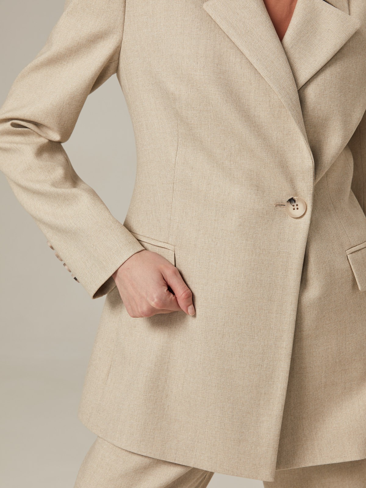 Приталенный однобортный жакет с застежкой на одну пуговицу. Модель дополнена двумя прорезными карманами с клапаном. Жакет можно дополнить брюками в тон изделия для монохромного образа или сочетать его с джинсами для casual лука.

На модели размер XS