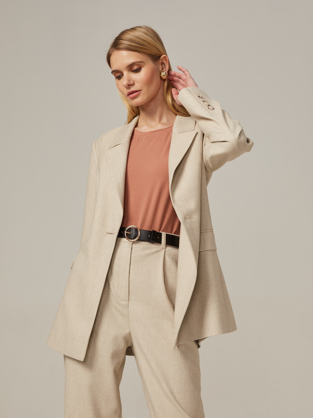 Приталенный однобортный жакет с застежкой на одну пуговицу. Модель дополнена двумя прорезными карманами с клапаном. Жакет можно дополнить брюками в тон изделия для монохромного образа или сочетать его с джинсами для casual лука.

На модели размер XS