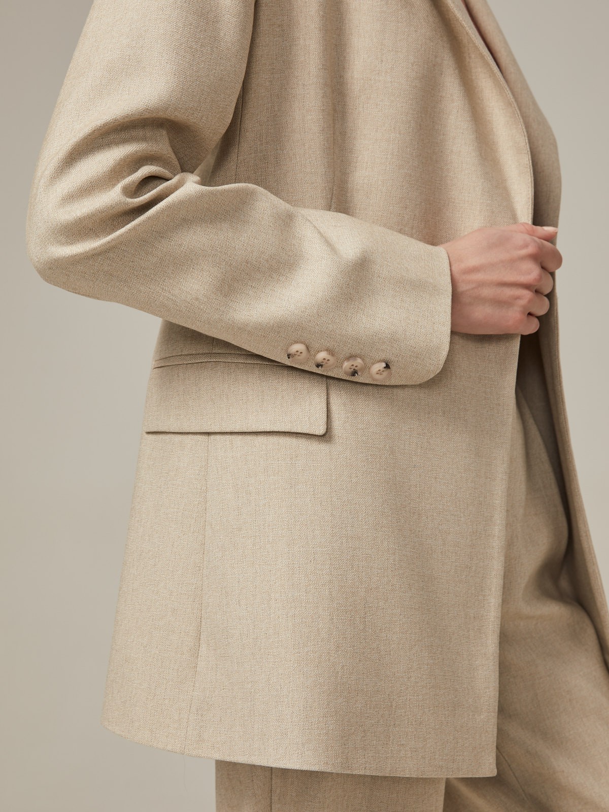 Приталенный однобортный жакет с застежкой на одну пуговицу. Модель дополнена двумя прорезными карманами с клапаном. Жакет можно дополнить брюками в тон изделия для монохромного образа или сочетать его с джинсами для casual лука.

На модели размер XS