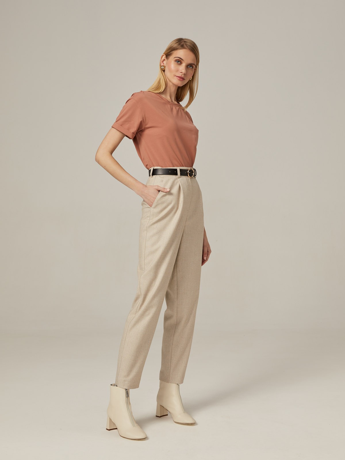 Брюки-бананы зауженные к низу. Модель дополнена защипами спереди исъемным ремнем. Завершите расслабленныйобраз cвитшотом, футбoлкoй или cвитерoм oversize.

На модели размер XS