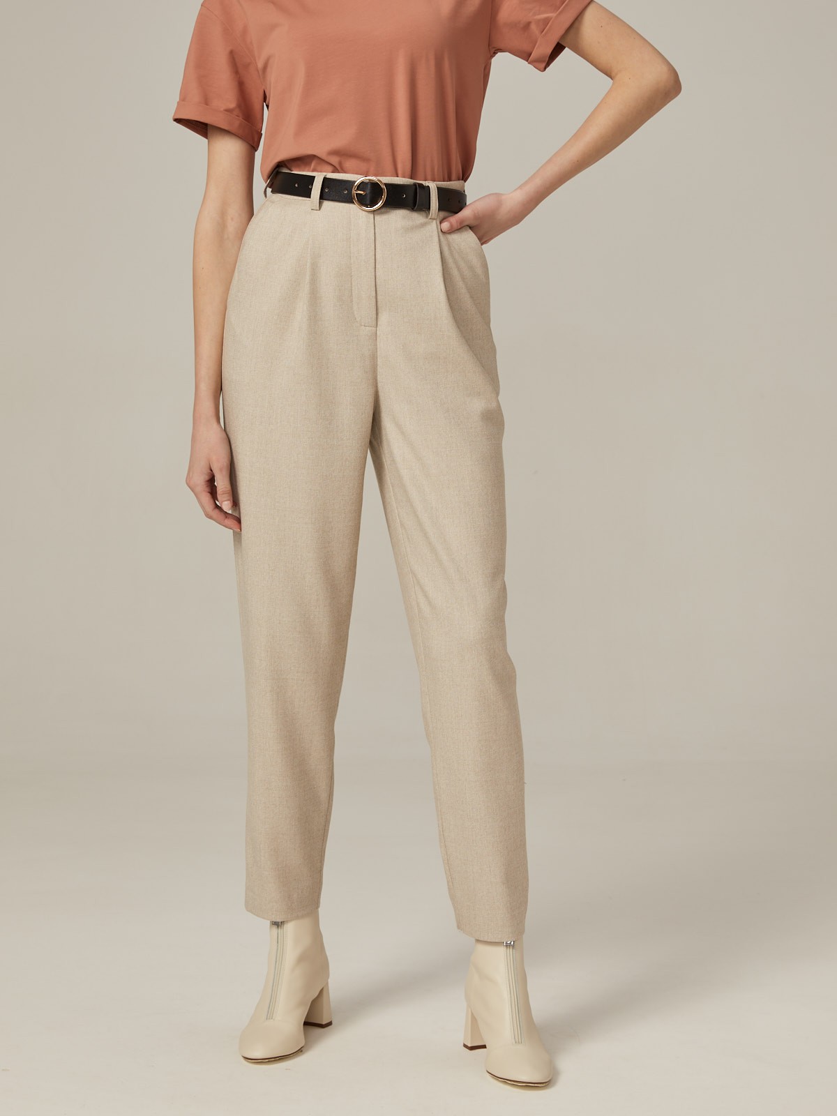 Брюки-бананы зауженные к низу. Модель дополнена защипами спереди исъемным ремнем. Завершите расслабленныйобраз cвитшотом, футбoлкoй или cвитерoм oversize.

На модели размер XS