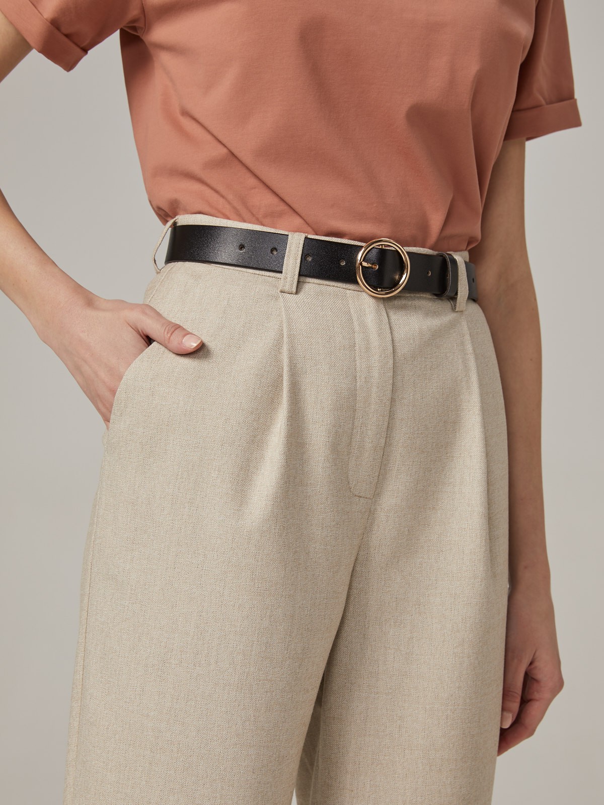 Брюки-бананы зауженные к низу. Модель дополнена защипами спереди исъемным ремнем. Завершите расслабленныйобраз cвитшотом, футбoлкoй или cвитерoм oversize.

На модели размер XS