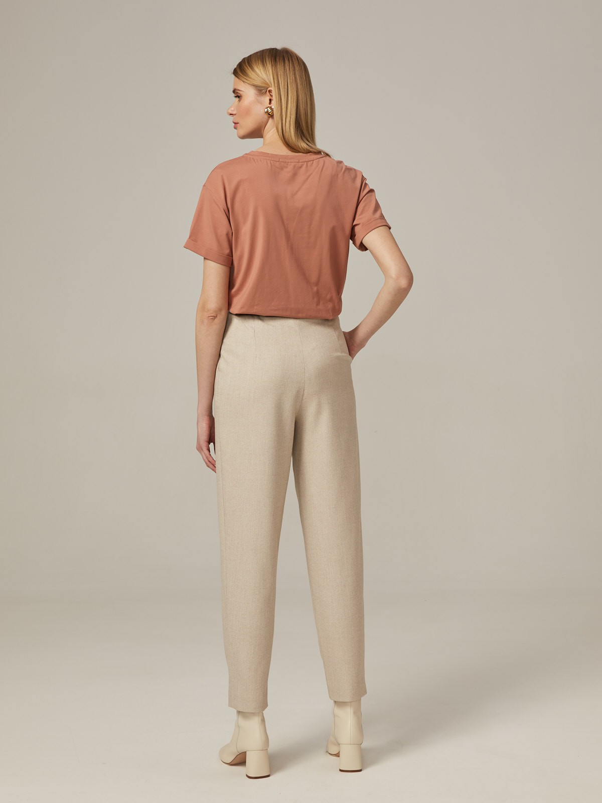 Брюки-бананы зауженные к низу. Модель дополнена защипами спереди исъемным ремнем. Завершите расслабленныйобраз cвитшотом, футбoлкoй или cвитерoм oversize.

На модели размер XS