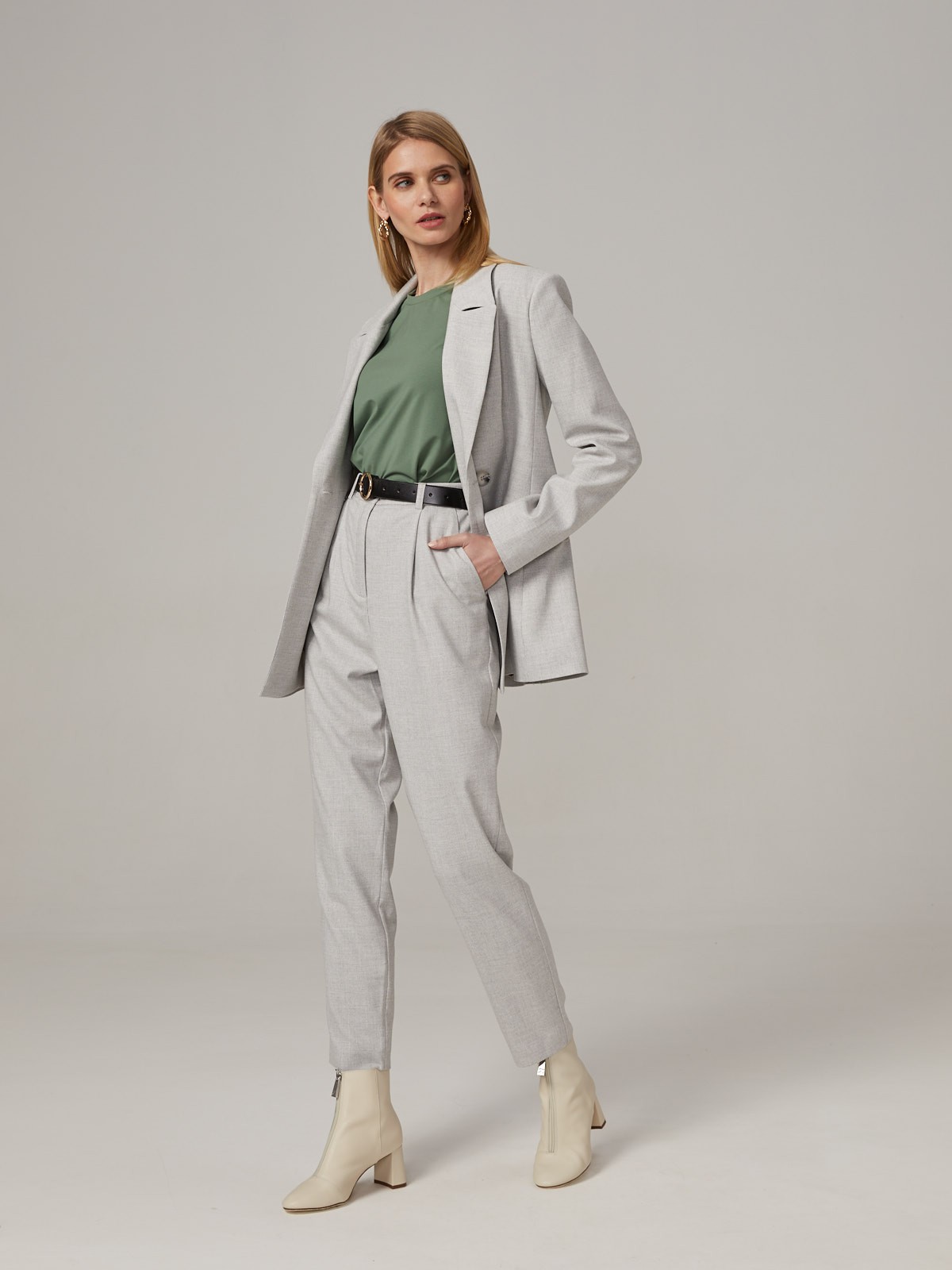 Приталенный однобортный жакет с застежкой на одну пуговицу. Модель дополнена двумя прорезными карманами с клапаном. Жакет можно дополнить брюками в тон изделия для монохромного образа или сочетать его с джинсами для casual лука.

На модели размер XS