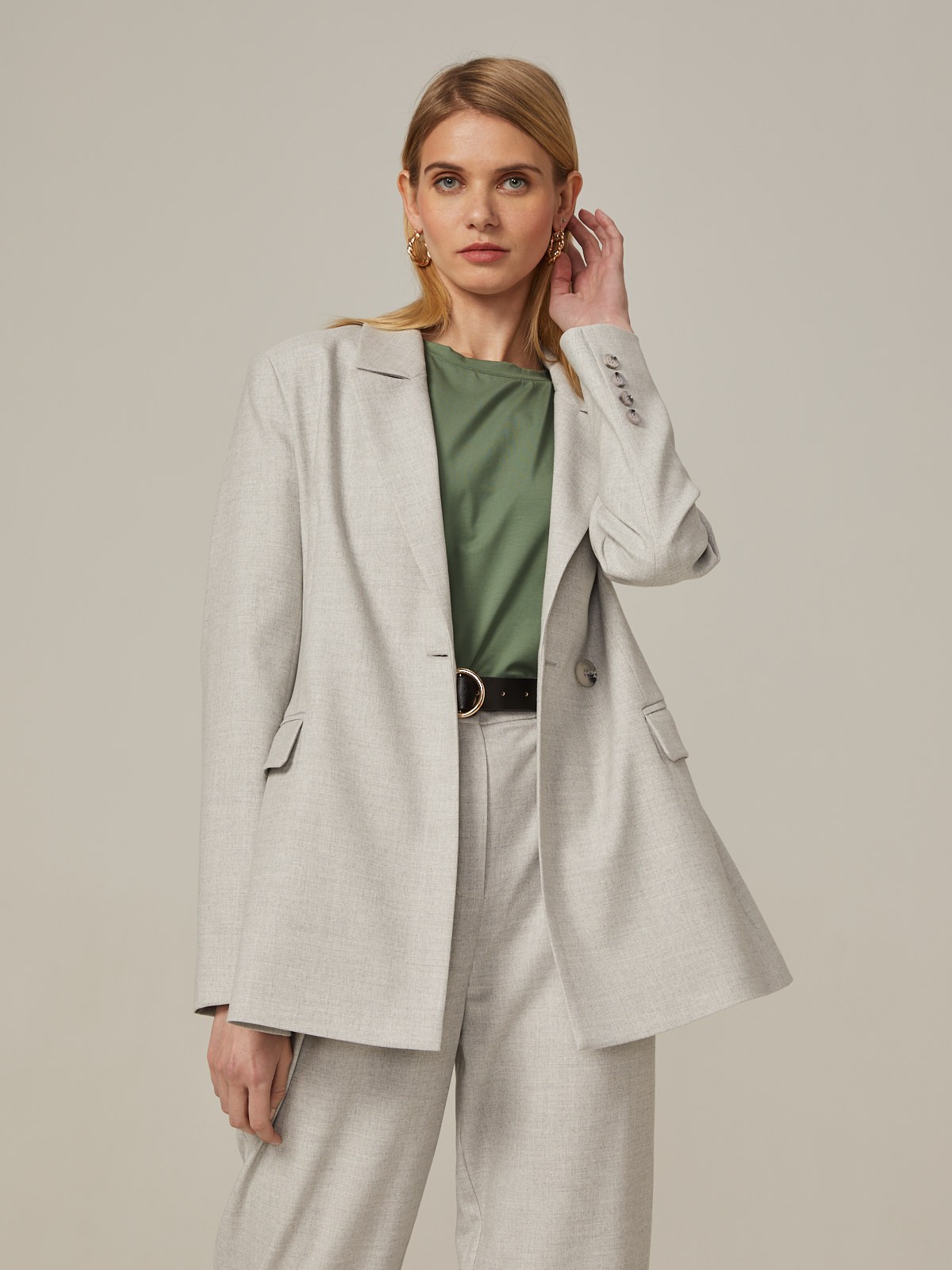 Приталенный однобортный жакет с застежкой на одну пуговицу. Модель дополнена двумя прорезными карманами с клапаном. Жакет можно дополнить брюками в тон изделия для монохромного образа или сочетать его с джинсами для casual лука.

На модели размер XS