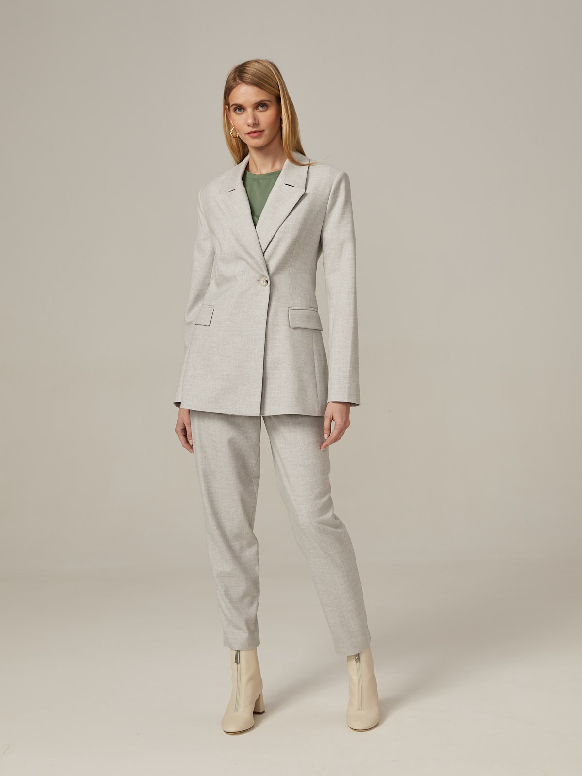 Приталенный однобортный жакет с застежкой на одну пуговицу. Модель дополнена двумя прорезными карманами с клапаном. Жакет можно дополнить брюками в тон изделия для монохромного образа или сочетать его с джинсами для casual лука.

На модели размер XS