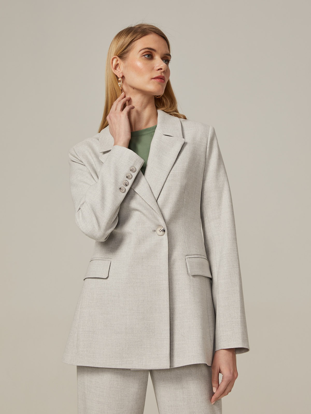 Приталенный однобортный жакет с застежкой на одну пуговицу. Модель дополнена двумя прорезными карманами с клапаном. Жакет можно дополнить брюками в тон изделия для монохромного образа или сочетать его с джинсами для casual лука.

На модели размер XS