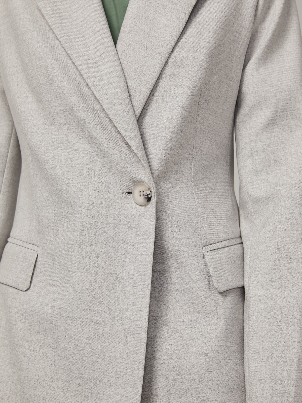 Приталенный однобортный жакет с застежкой на одну пуговицу. Модель дополнена двумя прорезными карманами с клапаном. Жакет можно дополнить брюками в тон изделия для монохромного образа или сочетать его с джинсами для casual лука.

На модели размер XS