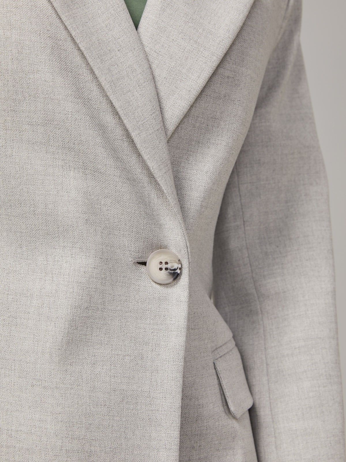 Приталенный однобортный жакет с застежкой на одну пуговицу. Модель дополнена двумя прорезными карманами с клапаном. Жакет можно дополнить брюками в тон изделия для монохромного образа или сочетать его с джинсами для casual лука.

На модели размер XS