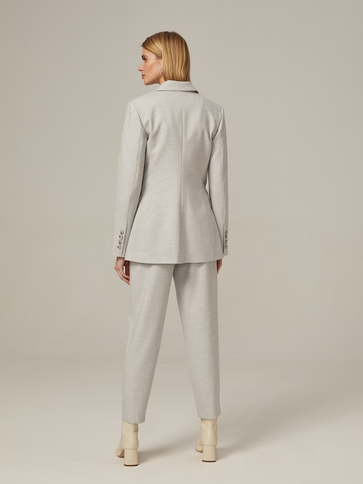 Приталенный однобортный жакет с застежкой на одну пуговицу. Модель дополнена двумя прорезными карманами с клапаном. Жакет можно дополнить брюками в тон изделия для монохромного образа или сочетать его с джинсами для casual лука.

На модели размер XS