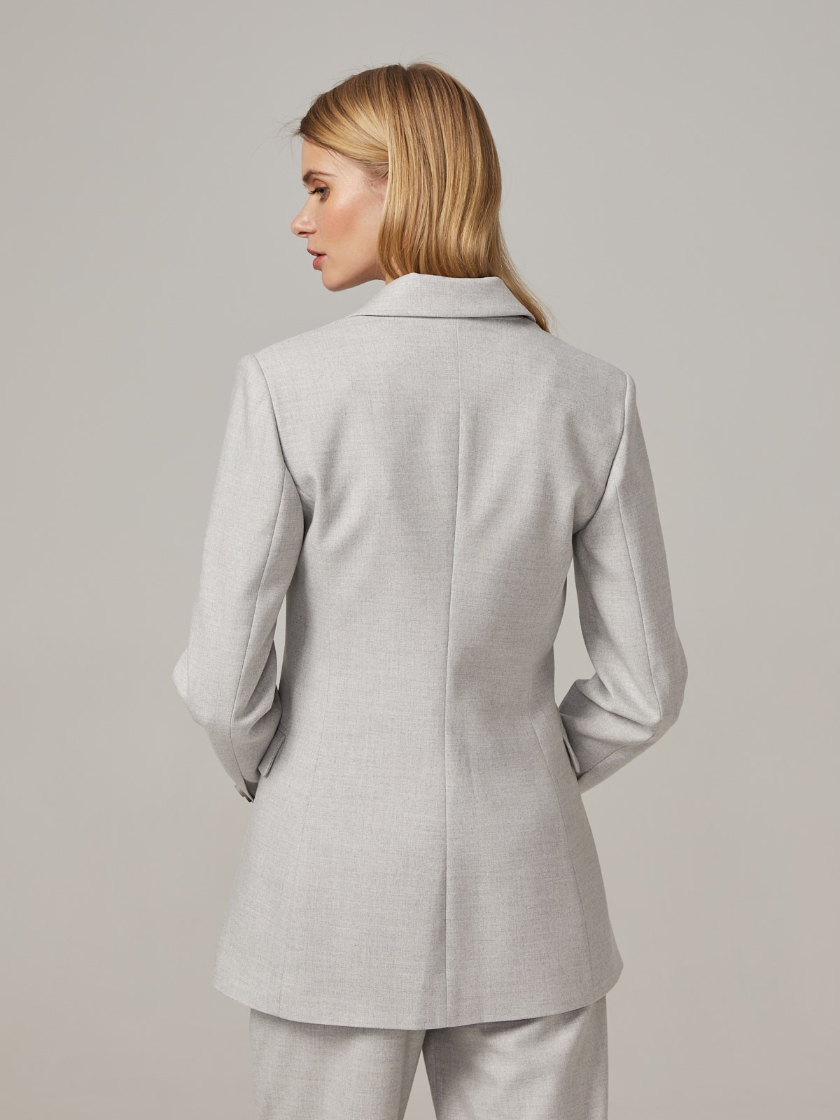 Приталенный однобортный жакет с застежкой на одну пуговицу. Модель дополнена двумя прорезными карманами с клапаном. Жакет можно дополнить брюками в тон изделия для монохромного образа или сочетать его с джинсами для casual лука.

На модели размер XS