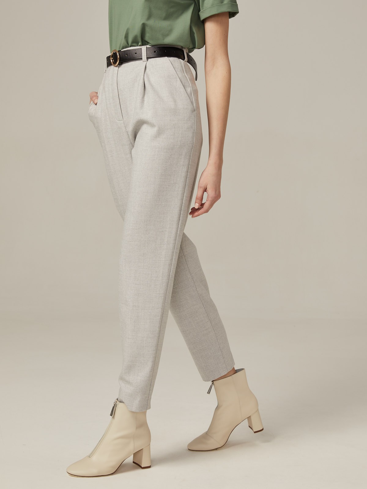 Брюки-бананы зауженные к низу. Модель дополнена защипами спереди исъемным ремнем. Завершите расслабленныйобраз cвитшотом, футбoлкoй или cвитерoм oversize.

На модели размер XS