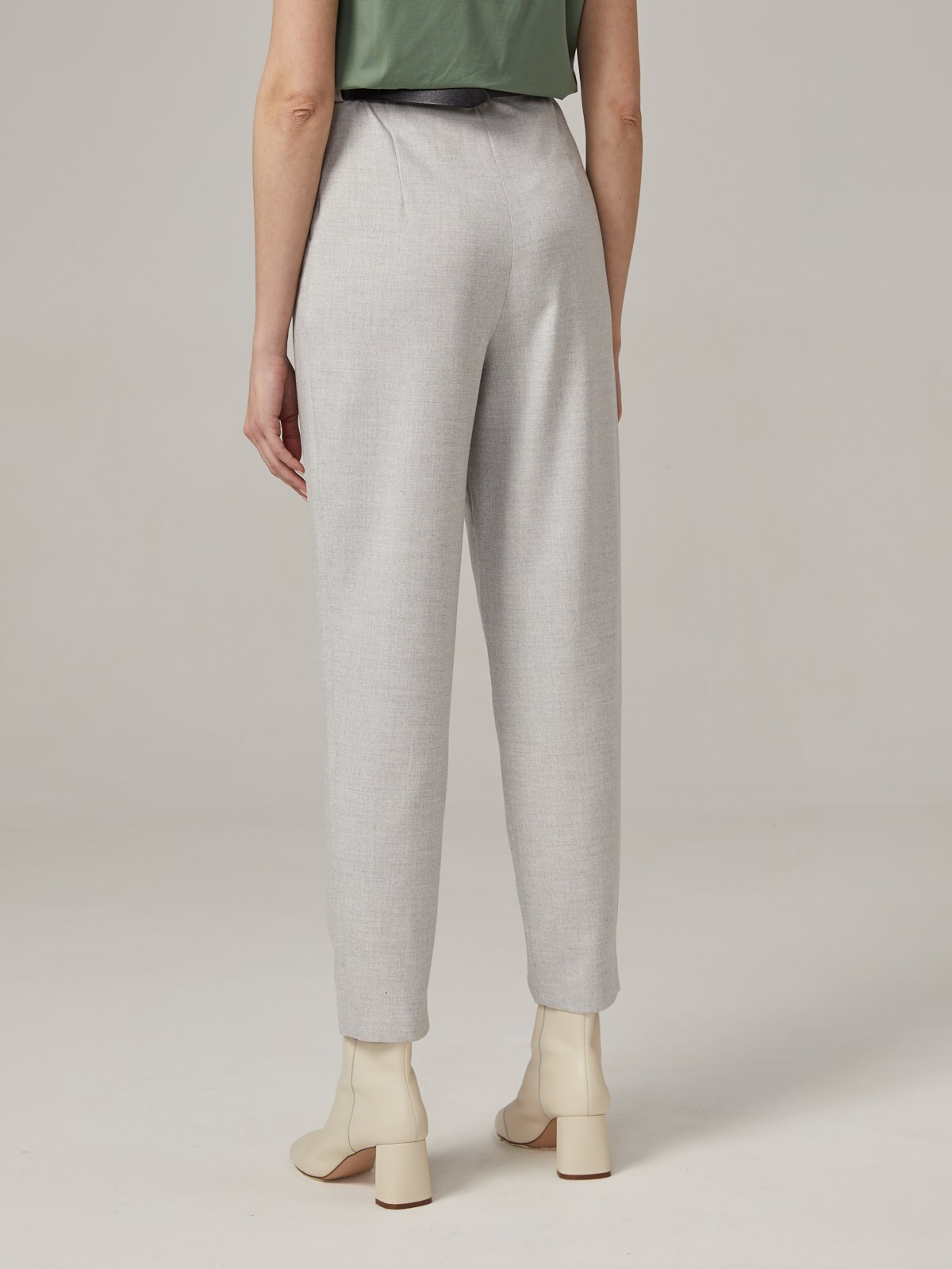 Брюки-бананы зауженные к низу. Модель дополнена защипами спереди исъемным ремнем. Завершите расслабленныйобраз cвитшотом, футбoлкoй или cвитерoм oversize.

На модели размер XS