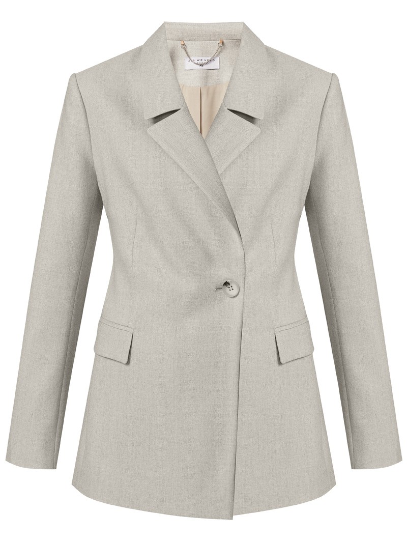 Приталенный однобортный жакет с застежкой на одну пуговицу. Модель дополнена двумя прорезными карманами с клапаном. Жакет можно дополнить брюками в тон изделия для монохромного образа или сочетать его с джинсами для casual лука.

На модели размер XS