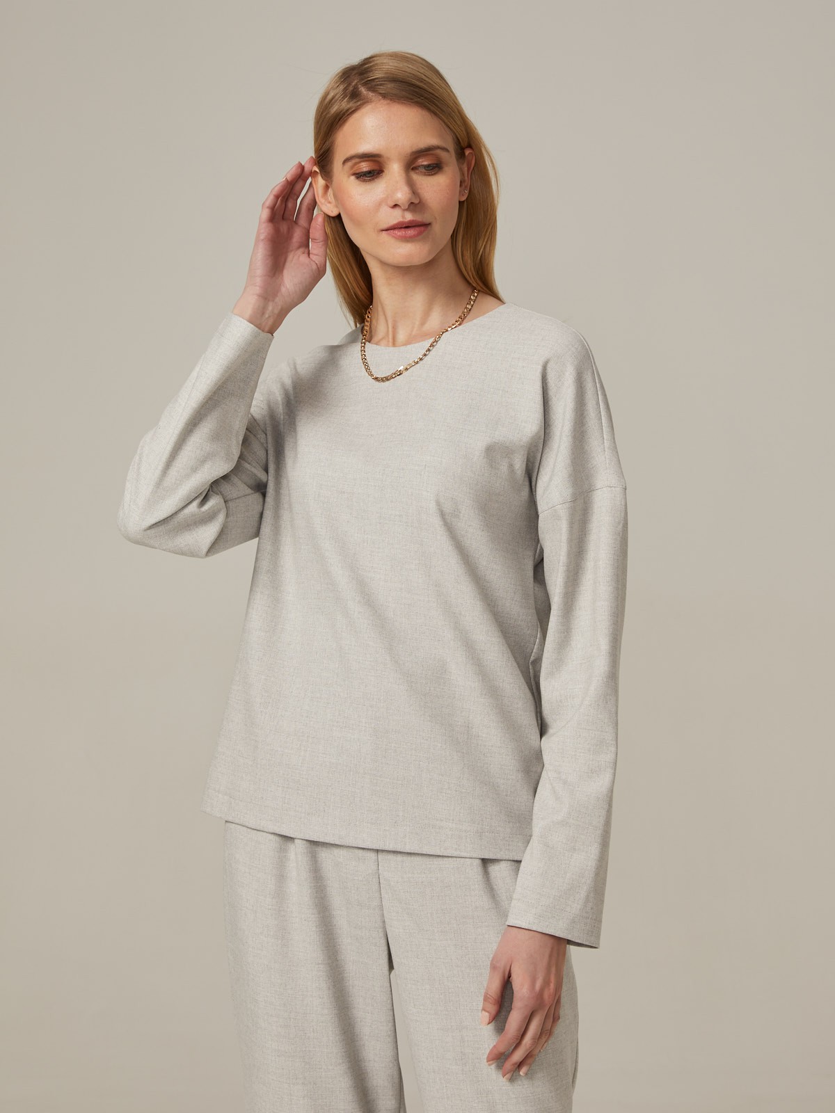 Свитшот свободного кроя со спущеным плечом. Модель дополнена потайной молнией на спинке. Идеальный вариант для расслабленных образов. Дополните свитшот свободными брюками и отправляйтесь на прогулку.

На модели размер XS